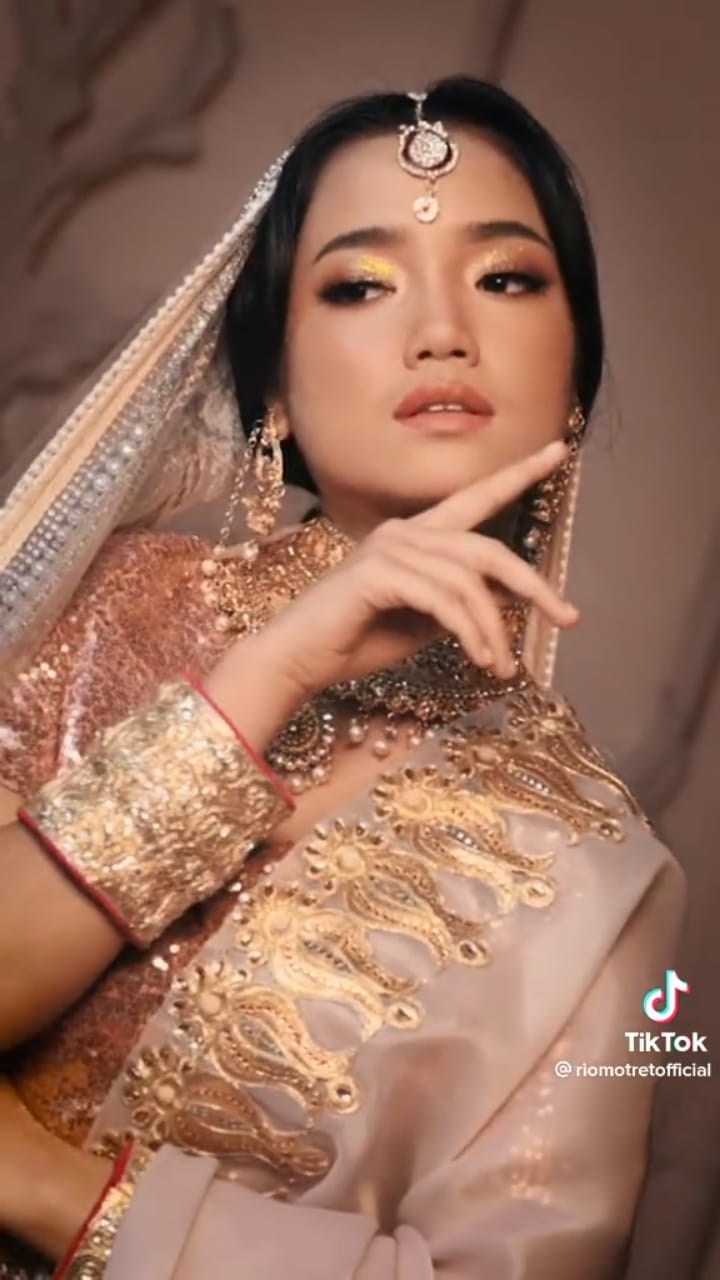 pesona fuji dalam balutan kain sari © TikTok