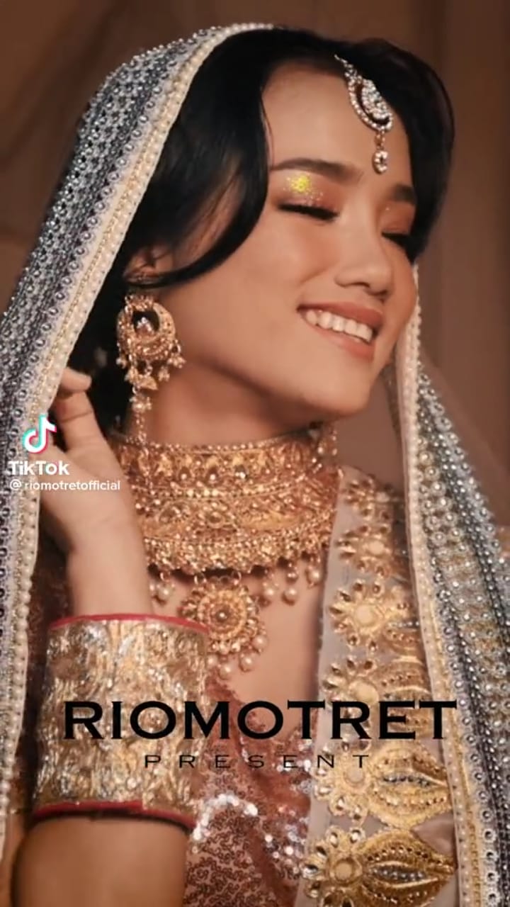 pesona fuji dalam balutan kain sari © TikTok