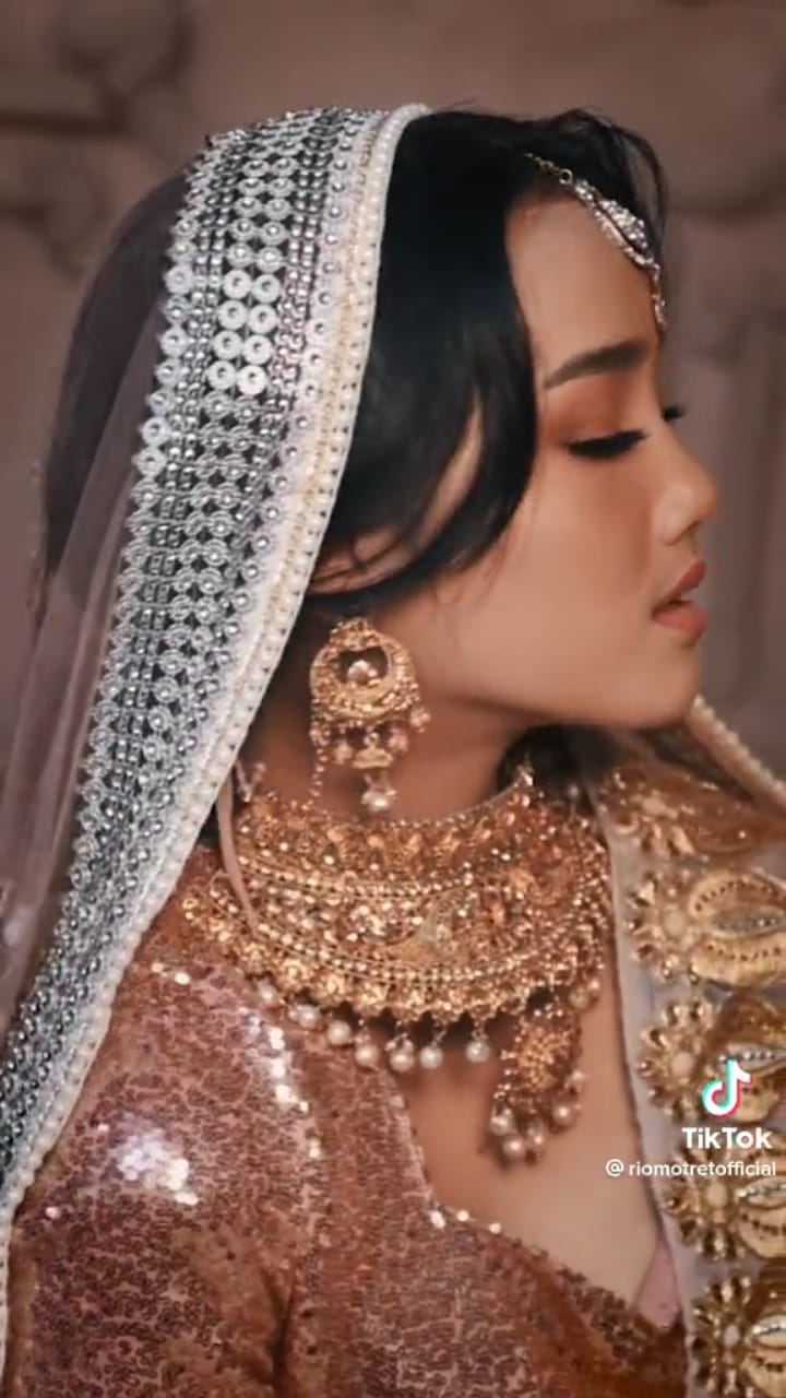 pesona fuji dalam balutan kain sari © TikTok