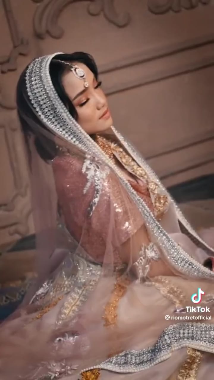 pesona fuji dalam balutan kain sari © TikTok