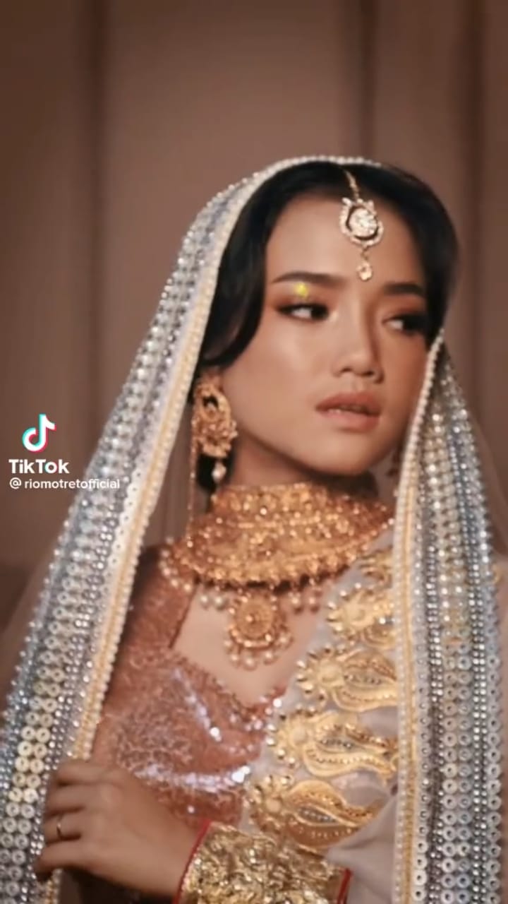pesona fuji dalam balutan kain sari © TikTok