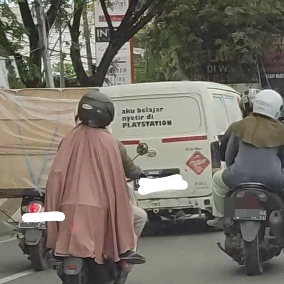 pas difoto dari belakang penampakannya absurd © berbagai sumber