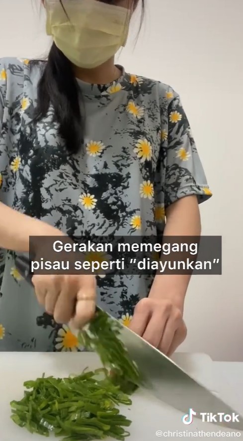 Cara memotong daun bawang dengan cepat, aman dan hasilnya tipis