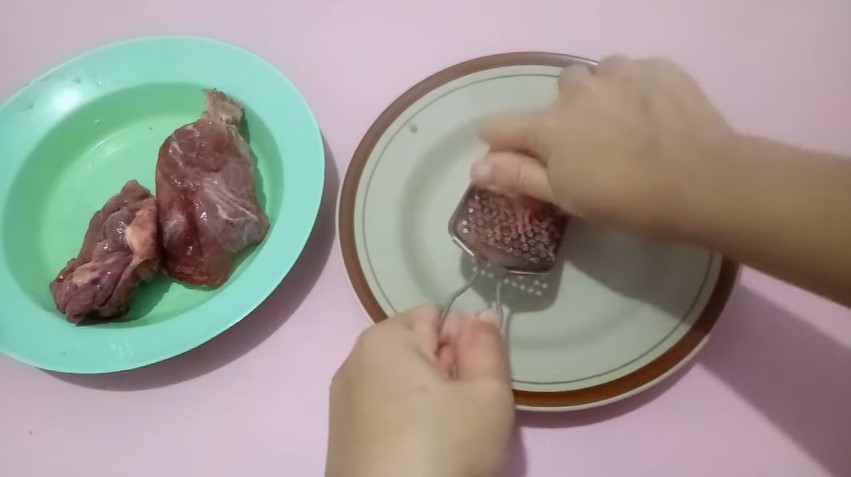 Cara mencincang daging dengan mudah tanpa alat penggiling