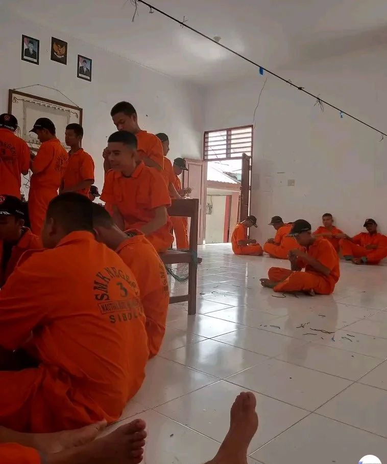 orang lagi kumpul nyeleneh bajunya © berbagai sumber