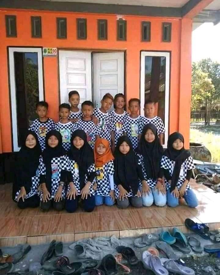 orang lagi kumpul nyeleneh bajunya © berbagai sumber