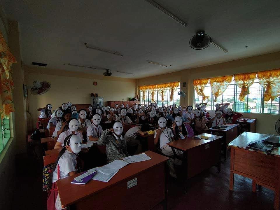 orang lagi kumpul nyeleneh bajunya © berbagai sumber