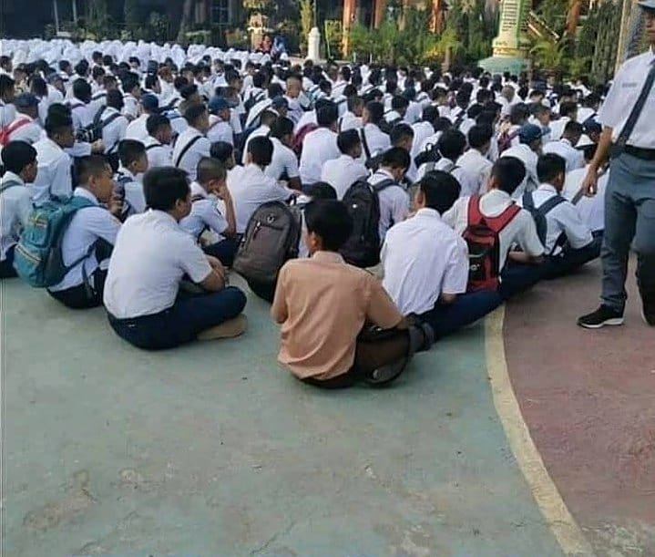 orang lagi kumpul nyeleneh bajunya © berbagai sumber orang lagi kumpul nyeleneh bajunya © berbagai sumber