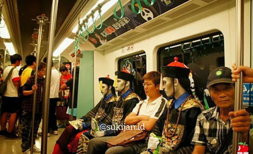 orang lagi kumpul nyeleneh bajunya © berbagai sumber