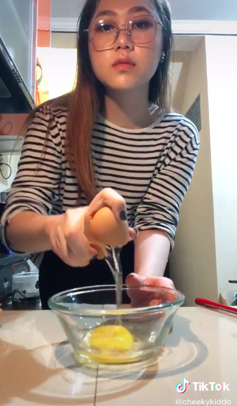 Trik mudah pecahkan telur dengan satu tangan ala chef profesional
