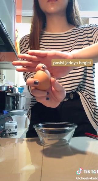 Trik mudah pecahkan telur dengan satu tangan ala chef profesional