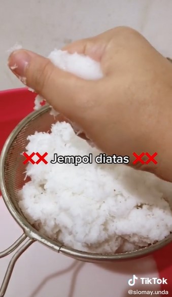 Cara jitu memeras santan kelapa agar hasilnya lebih banyak