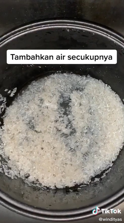 Trik memasak nasi di rice cooker dengan cepat, cuma butuh 15 menit