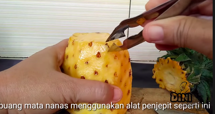 6 Cara cepat mengupas kulit nanas, mudah dan tidak gatal