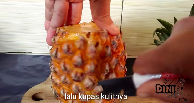 6 Cara cepat mengupas kulit nanas, mudah dan tidak gatal