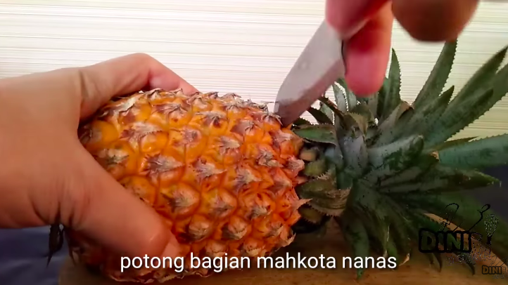 6 Cara cepat mengupas kulit nanas, mudah dan tidak gatal