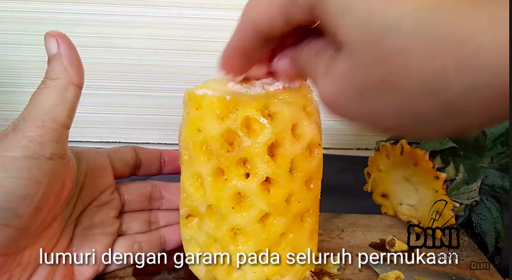 6 Cara cepat mengupas kulit nanas, mudah dan tidak gatal