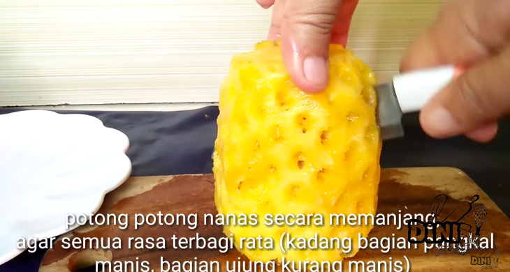 6 Cara cepat mengupas kulit nanas, mudah dan tidak gatal