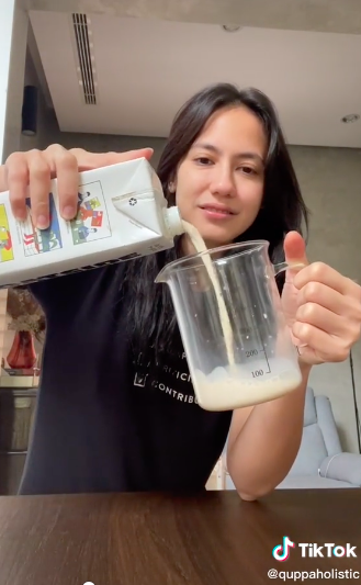 Trik Pevita Pearce menuang susu kemasan ke gelas, nggak pakai tumpah