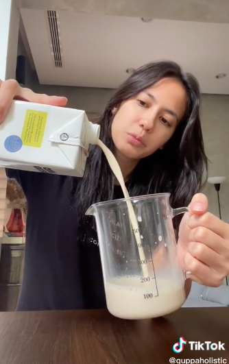 Trik Pevita Pearce menuang susu kemasan ke gelas, nggak pakai tumpah