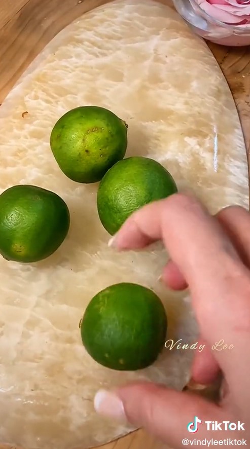 Trik memeras jeruk nipis berkulit tebal dan keras, hasilnya maksimal