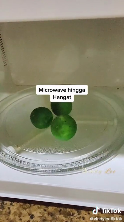 Trik memeras jeruk nipis berkulit tebal dan keras, hasilnya maksimal