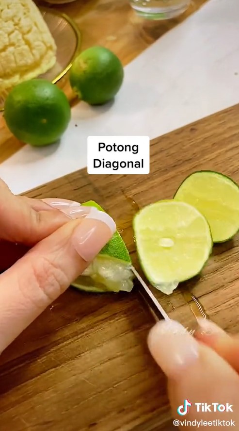 Trik memeras jeruk nipis berkulit tebal dan keras, hasilnya maksimal