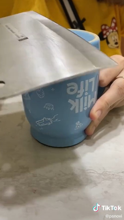 Trik mengasah pisau dengan gelas mug, hasilnya tajam sempurna