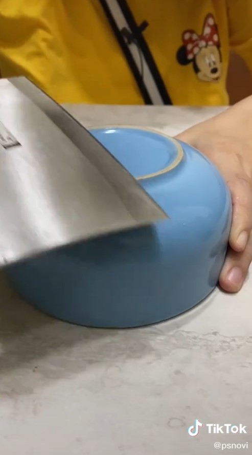 Trik mengasah pisau dengan gelas mug, hasilnya tajam sempurna