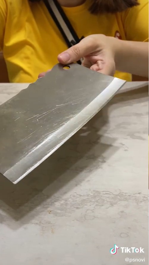 Trik mengasah pisau dengan gelas mug, hasilnya tajam sempurna