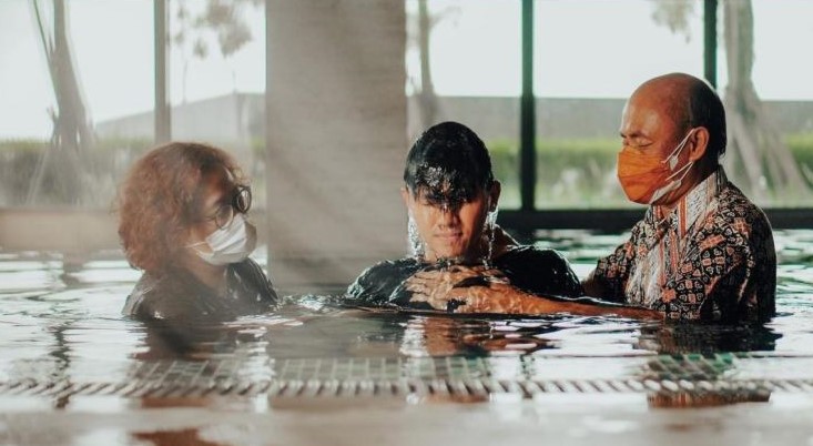 Momen 10 seleb jalani proses baptis Instagram