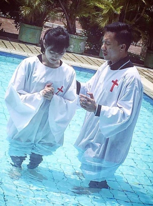 Momen 10 seleb jalani pembaptisan, terbaru pacar Chelsea Islan