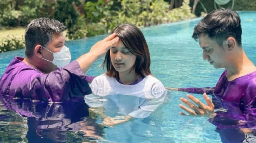 Momen 10 seleb jalani proses baptis Instagram