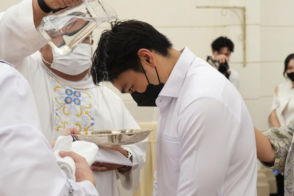 Momen 10 seleb jalani proses baptis Instagram