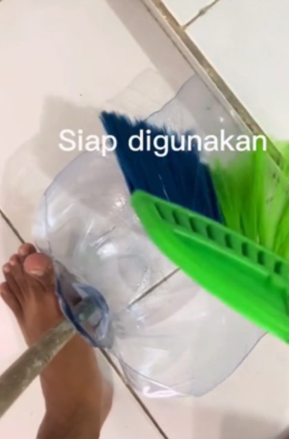 Membuat serokan sampah dari barang bekas TikTok/@agungyogapangestu