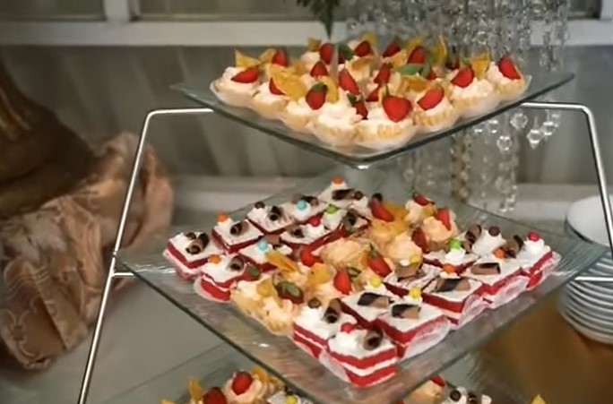 10 Hidangan pengajian dan gender reveal Yasmine Ow istri Aditya Zoni