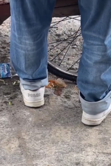 Tulisan di sepatu bikin salfok TikTok/@agusprstyoo