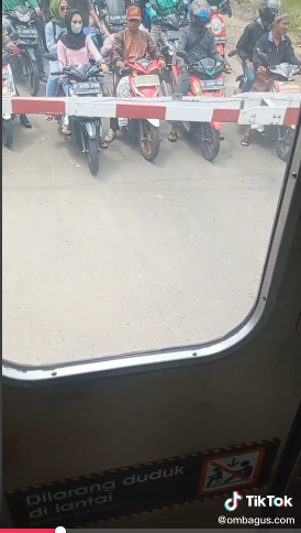  Momen pria turun dari kereta di depan palang pintu Tiktok