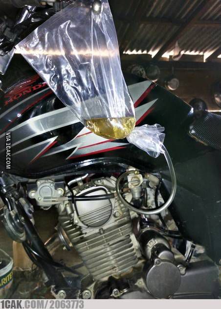 isi bensin dengan wadah nyeleneh © 2022 Instagram 