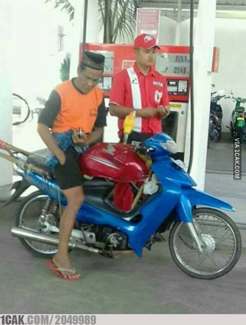 isi bensin dengan wadah nyeleneh © 2022 Instagram 