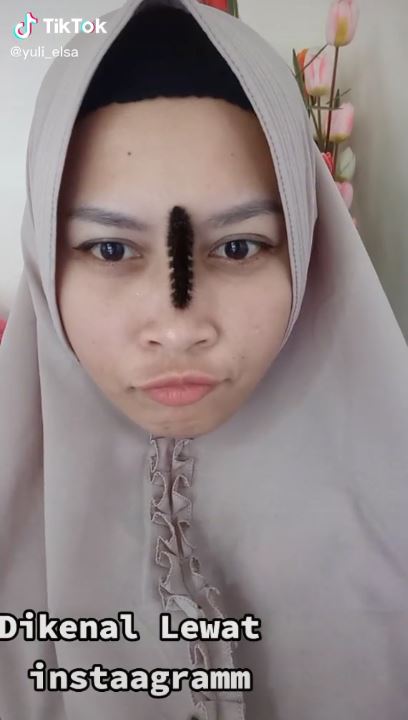 Aksi ibu nggak takut dengan ulat © 2022 TikTok