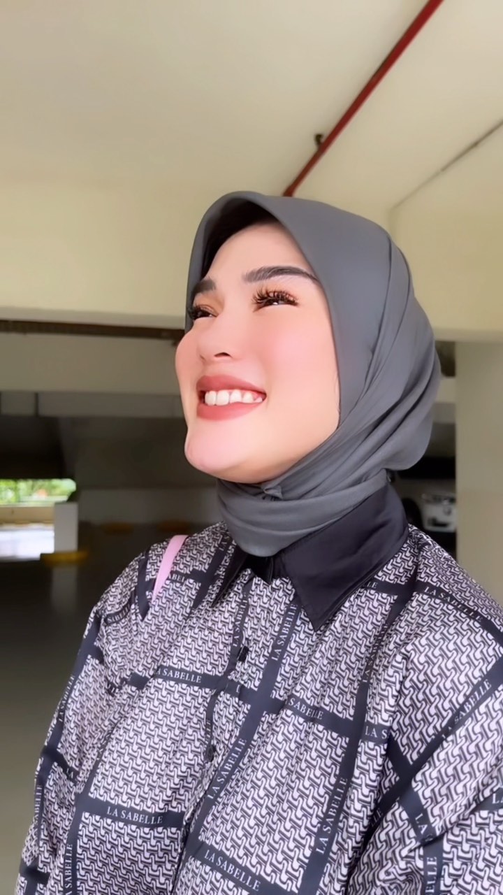 Stevie Agnecya eks istri Samuel Rizal berhijab © Instagram/@steviagnecya