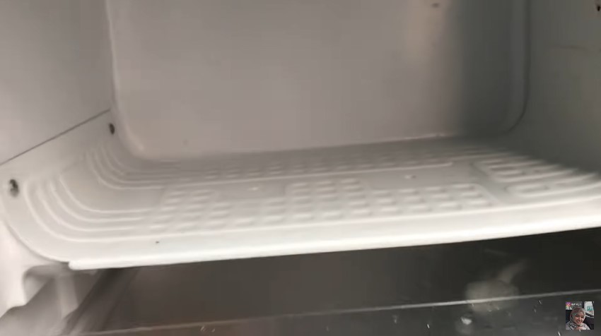 Cara cepat mencairkan bunga es di kulkas, hanya butuh 10 menit