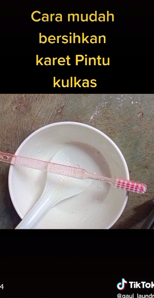 Cara hilangkan noda membandel di karet pintu kulkas, pakai satu bahan