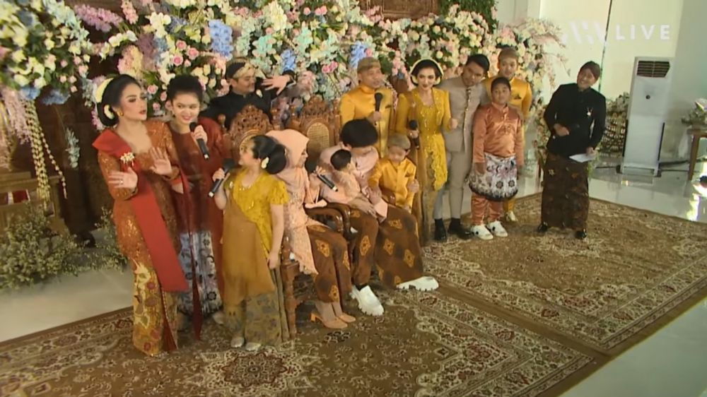 tedak siten Ameena © berbagai sumber tedak siten Ameena © berbagai sumber