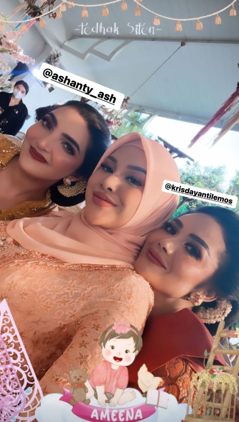 Krisdayanti dan Ashanty di tedak siten © berbagai sumber Krisdayanti dan Ashanty di tedak siten © berbagai sumber