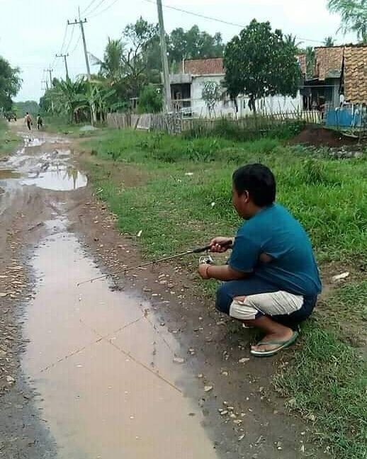 Potret lucu bapak-bapak mancing di tempat nggak biasa Berbagai sumber Potret lucu bapak-bapak mancing di tempat nggak biasa Berbagai sumber