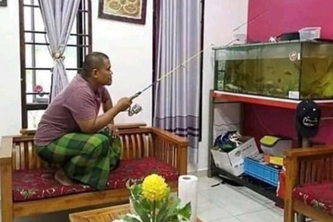 13 Potret lucu bapak-bapak mancing di tempat tak biasa, absurd pol