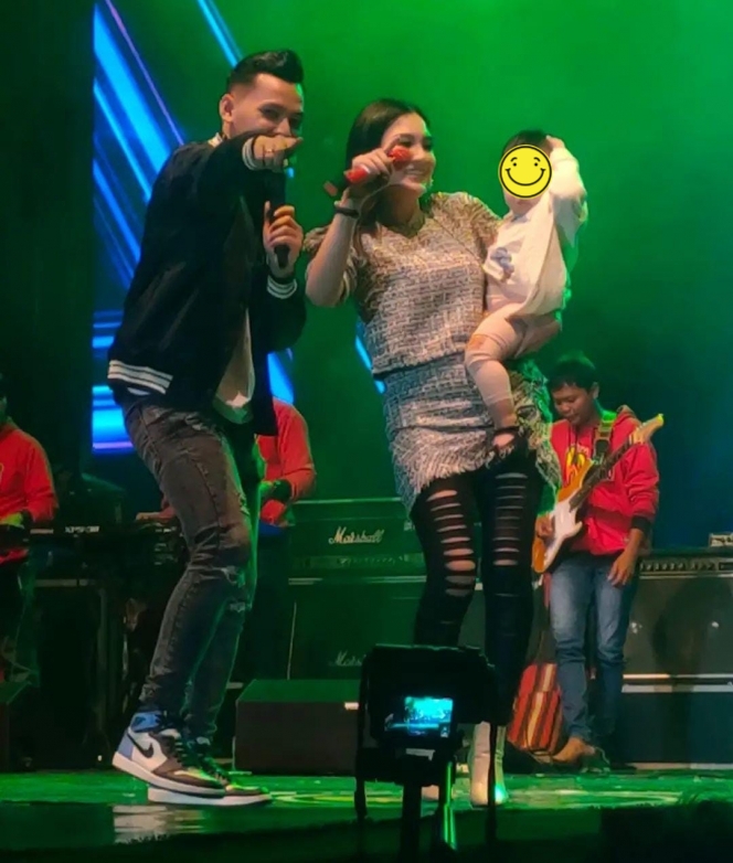 penyanyi manggung bareng suami © berbagai sumber penyanyi manggung bareng suami © berbagai sumber