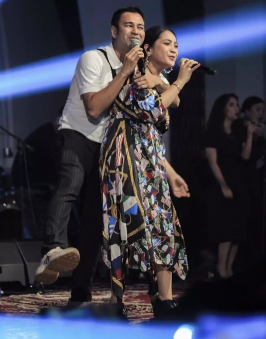 penyanyi manggung bareng suami © berbagai sumber penyanyi manggung bareng suami © berbagai sumber